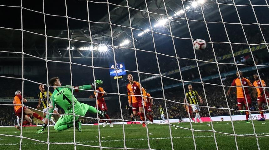 Fenerbahçe-Galatasaray derbisi sosyal medyayı salladı