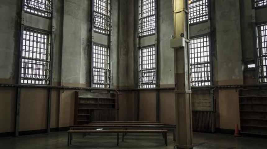 İngiltere'de mahkum gardiyanının boğazını kesti