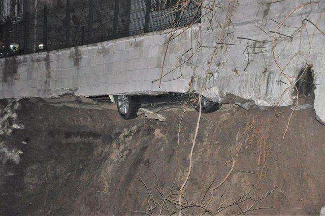 Ankara da istinat duvarı çöktü! 1 araç askıda kaldı 2