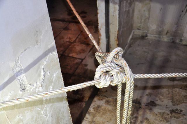 Ankara da istinat duvarı çöktü! 1 araç askıda kaldı 4