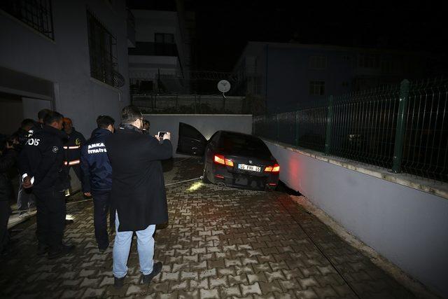 Ankara da istinat duvarı çöktü! 1 araç askıda kaldı 1