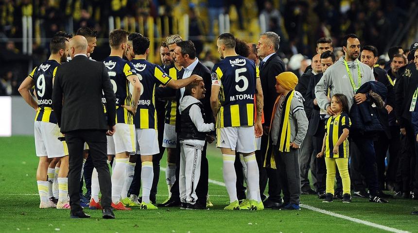 Fenerbahçe Başkanı Ali Koç maç sonunda sahaya indi 