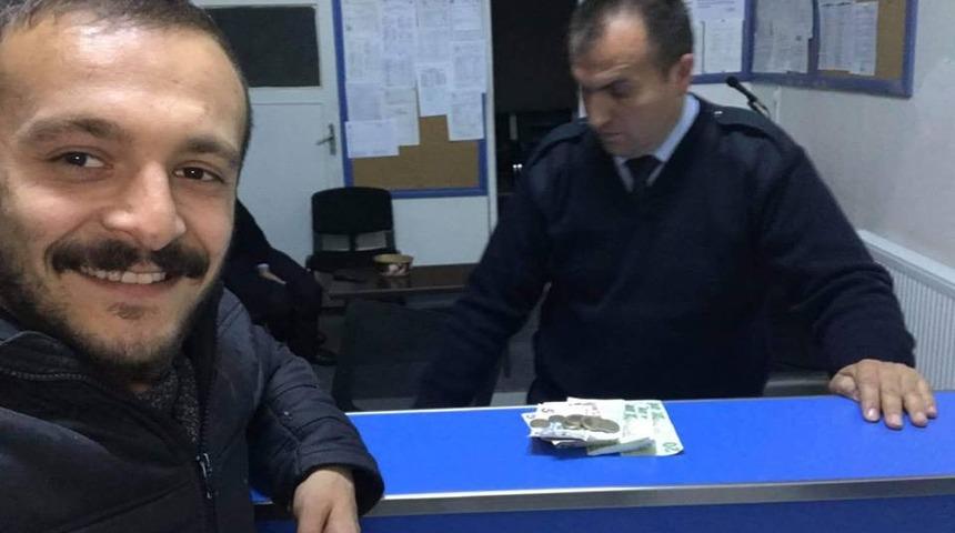 Evi yanan engelli aile i&ccedil;in d&uuml;kkanının hasılatını bağışladı