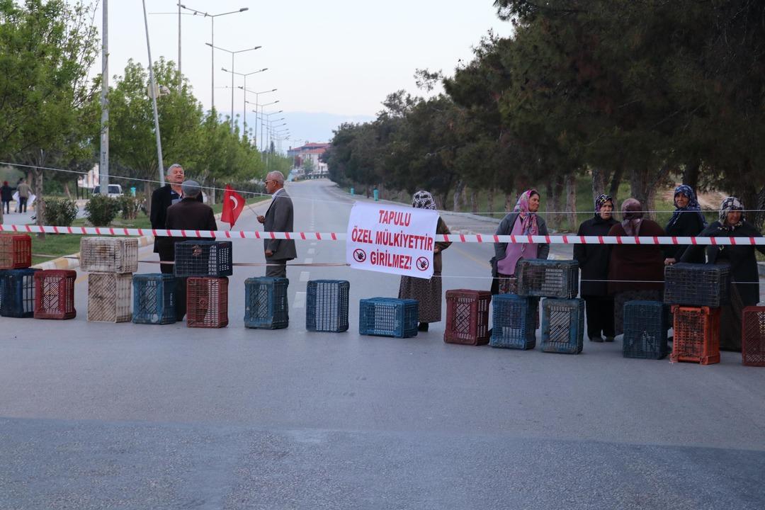 &Ouml;zel m&uuml;lkiyet deyip yolu kapattılar! Pamukkale yolunda şaşırtan manzara