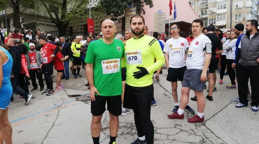 Edinciksporlu atletler koşuda ter d&ouml;kt&uuml;