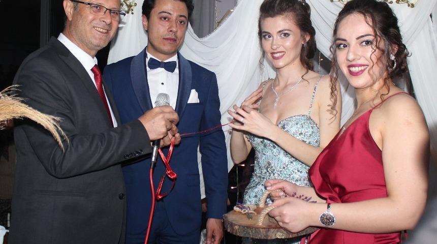 Başkan &Ouml;k&uuml;zc&uuml;oğlu nişan y&uuml;z&uuml;ğ&uuml; taktı