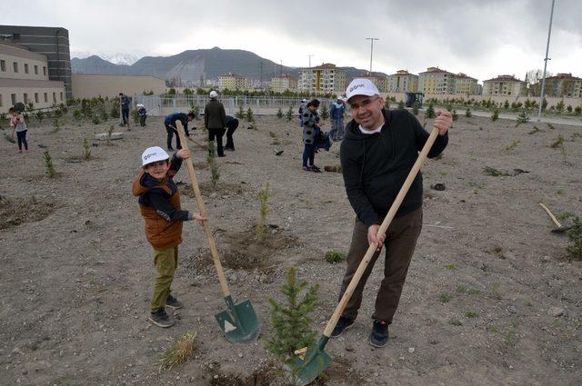 Bin 800 Fidan Kayseri Şehir Hastanesi Yüksek Güvenlikli Adli Psikiyatri Hastane Kampüsünde Toprakla Buluştu