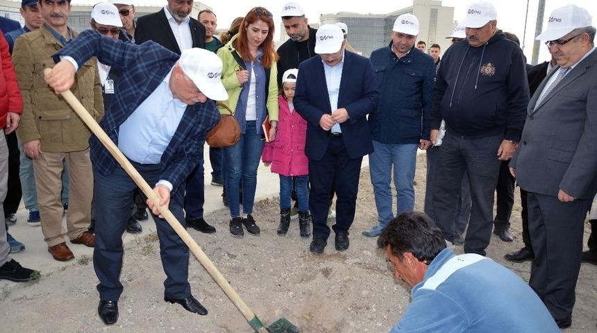 Bin 800 Fidan Kayseri Şehir Hastanesi Y&uuml;ksek G&uuml;venlikli Adli Psikiyatri Hastane Kamp&uuml;s&uuml;nde Toprakla Buluştu
