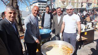 Belediyeyi AK Parti kazanınca tatlı dağıttı