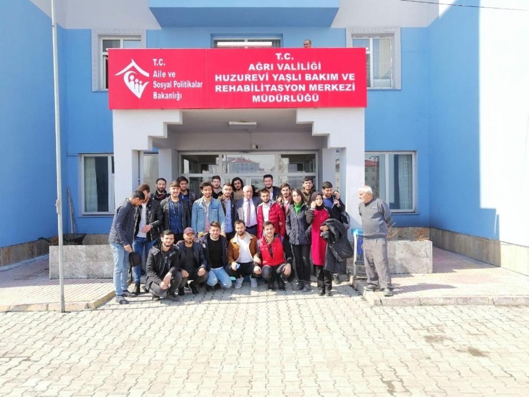 &Uuml;niversite &ouml;ğrencileri &Ccedil;ocuk Evleri Sitesinde ve Huzurevinde etkinlikler d&uuml;zenledi