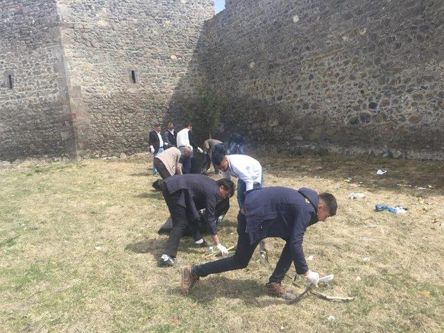 Ardahan’da mahalle sakinleri çevre temizliği yaptı