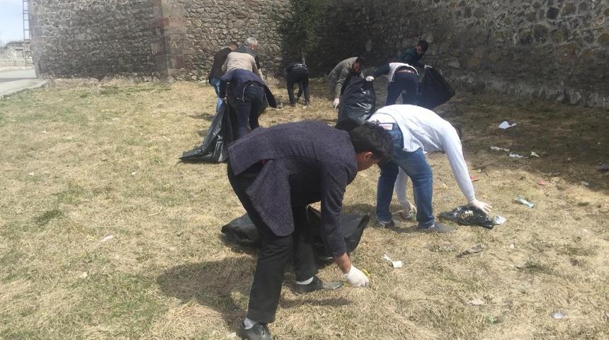 Ardahan&rsquo;da mahalle sakinleri &ccedil;evre temizliği yaptı