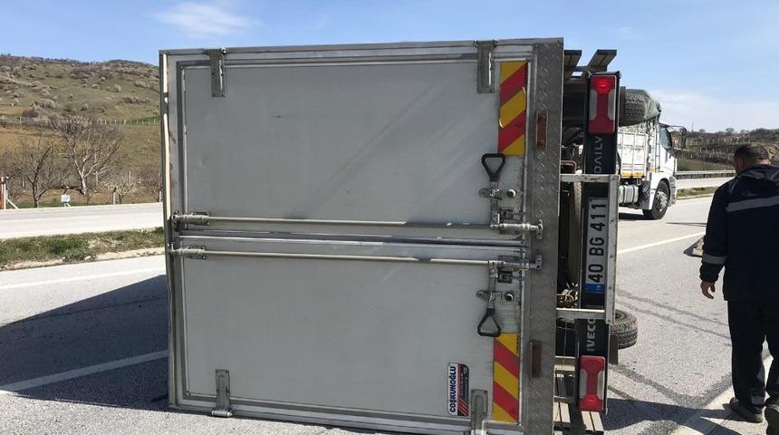 Kamyonet bariyerlere &ccedil;arptı : 2 yaralı