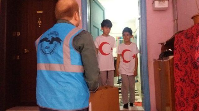 Havacılar, miniklere Türk bayraklı tişört dağıttı