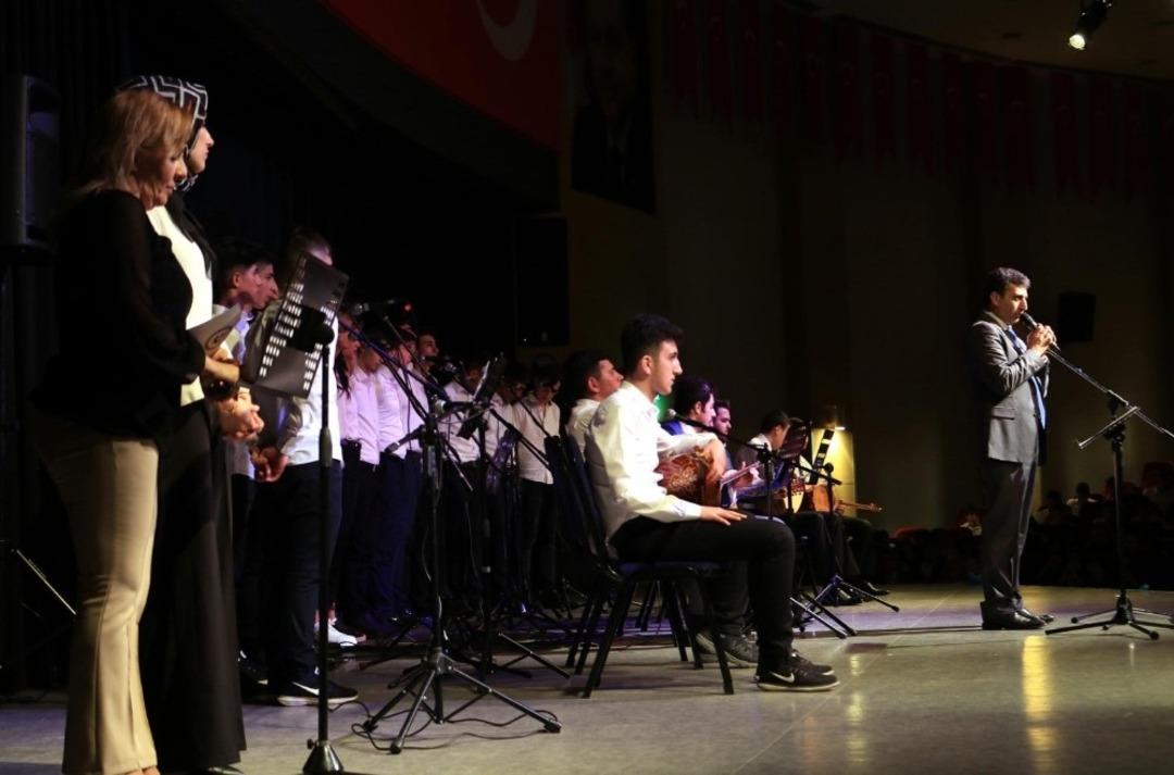 Meslek liselilerden şiir ve t&uuml;rk&uuml; gecesi