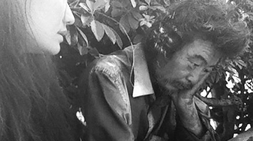 Fotoğrafını çektiği evsiz adam yıllardır görmediği babası çıktı!