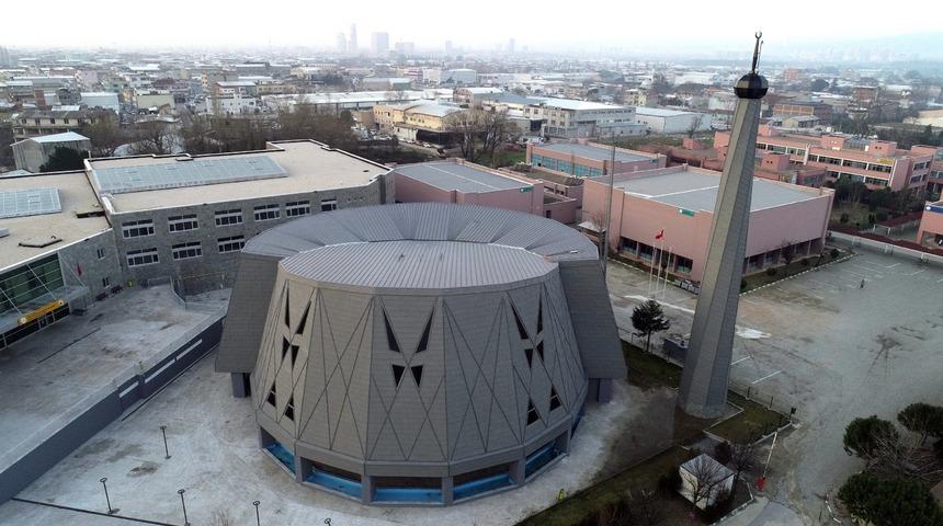 Titanyumla kaplı caminin mimarisi şifrelerle dolu