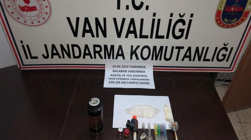 Otomobilin torpidosunda uyuşturucu madde ile uyuşturucu madde kullanma aparatları ele ge&ccedil;irildi