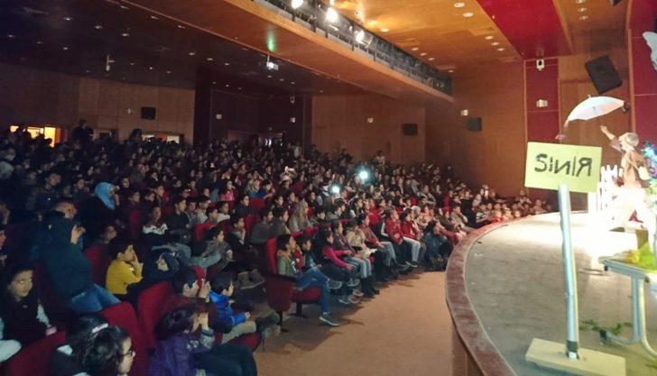 Ahlat’ta ‘’Düş Gezginleri’’ adlı tiyatro oyunu sahnelendi G3
