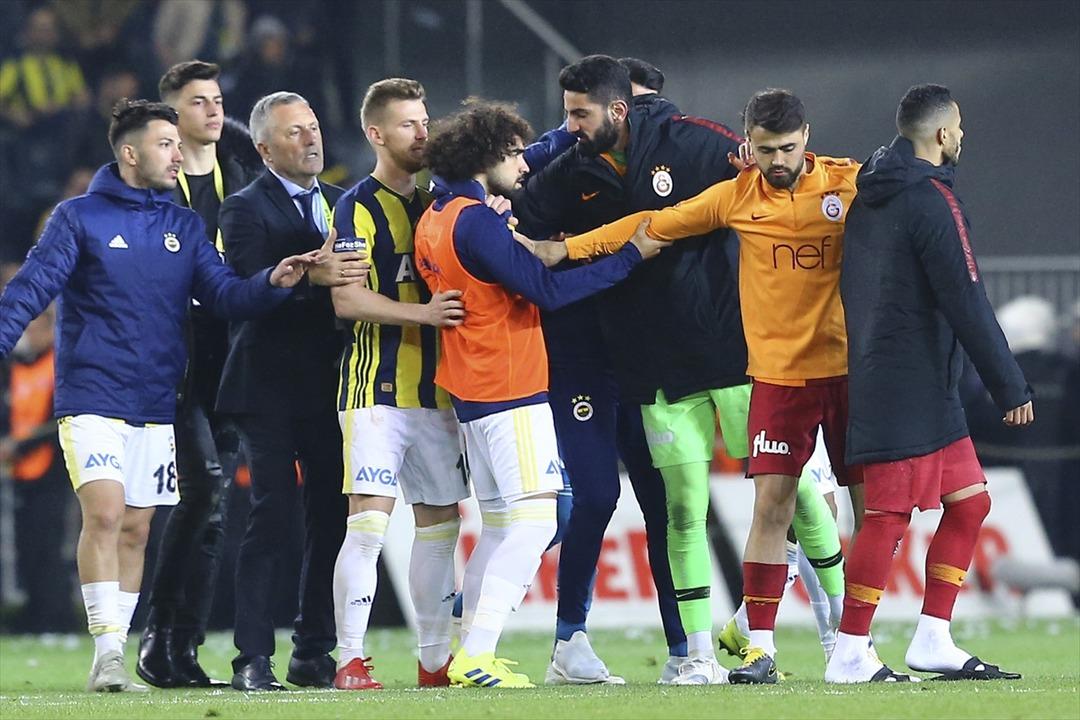 Fenerbah&ccedil;e-Galatasaray derbisi bitti, kavga &ccedil;ıktı