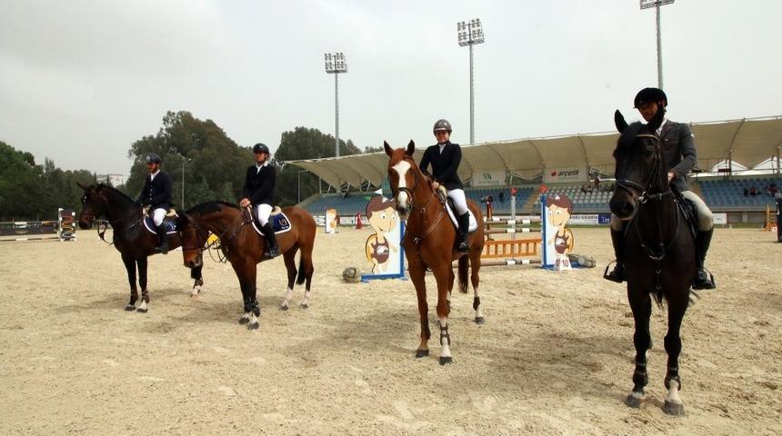 Adana’da Engel Atlama Binicilik Müsabakaları