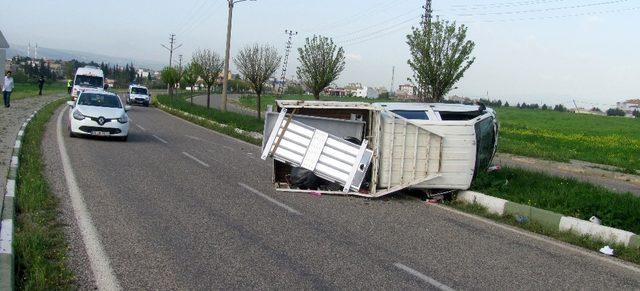 Virajı alamayan kamyonet devrildi: 6 yaralı