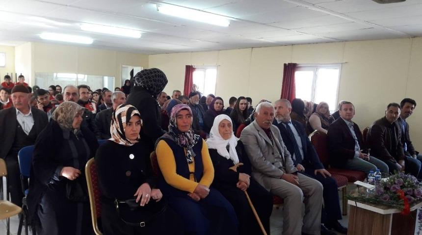 &Ouml;ğrenciler şehit aileleri ve gazilerle buluştu