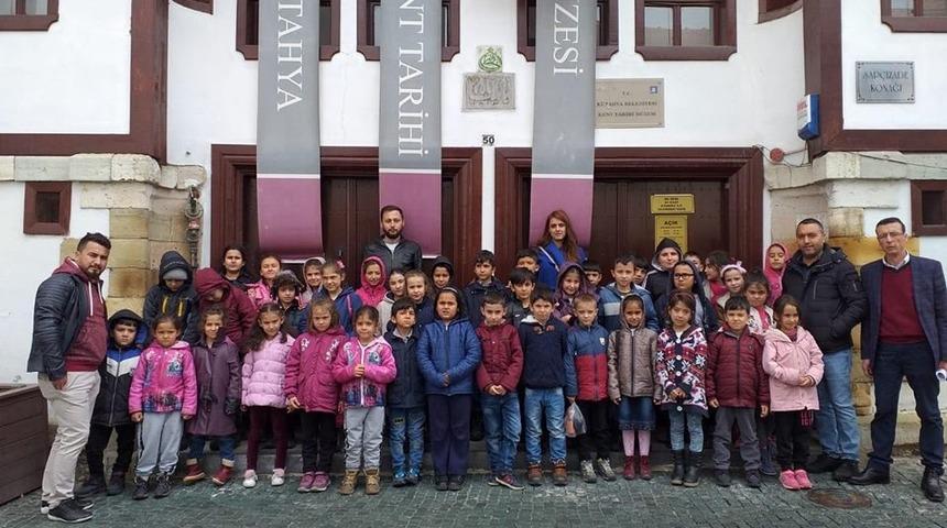 İlkokul &ouml;ğrencilerinden K&uuml;tahya ve &Ccedil;avdarhisar Aizonai Antik Kenti gezisi