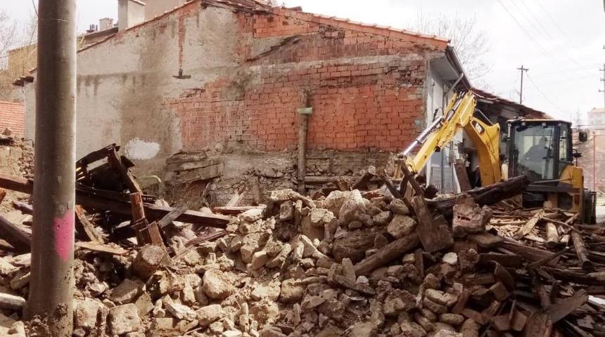 Tehlike oluşturan metruk binalar yıkılıyor