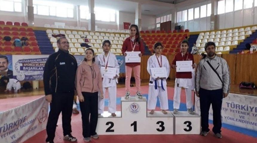 Okullar arası karate turnuvasında b&ouml;lge şampiyonu Ayşenur Yıldırım