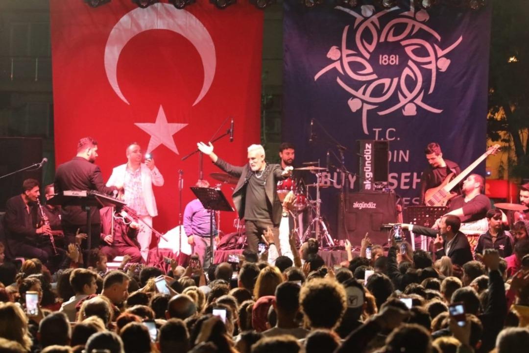 Aydın B&uuml;y&uuml;kşehir Belediyesi, S&ouml;ke&rsquo;de Tarık Meng&uuml;&ccedil;&rsquo;le coşturdu