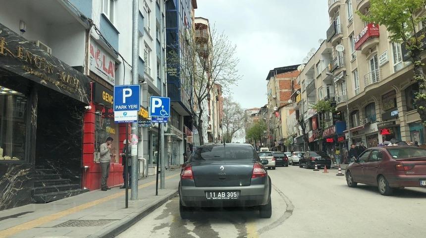Engelli yerine park eden resmi araç tepkilere neden oldu