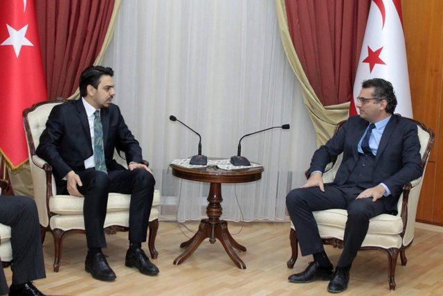 KKTC Başbakan Erhürman, Yurtdışı Türkler heyeti ile bir arada