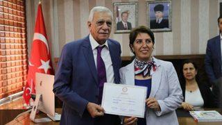 Son dakika! Mardin Büyükşehir Belediye Başkanı Ahmet Türk mazbatasını aldı 