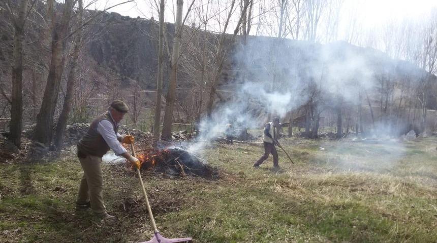 İmece usulü mezarlığı temizlediler