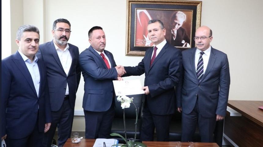 AK Partili H&uuml;seyin Beyoğlu mazbatasını aldı