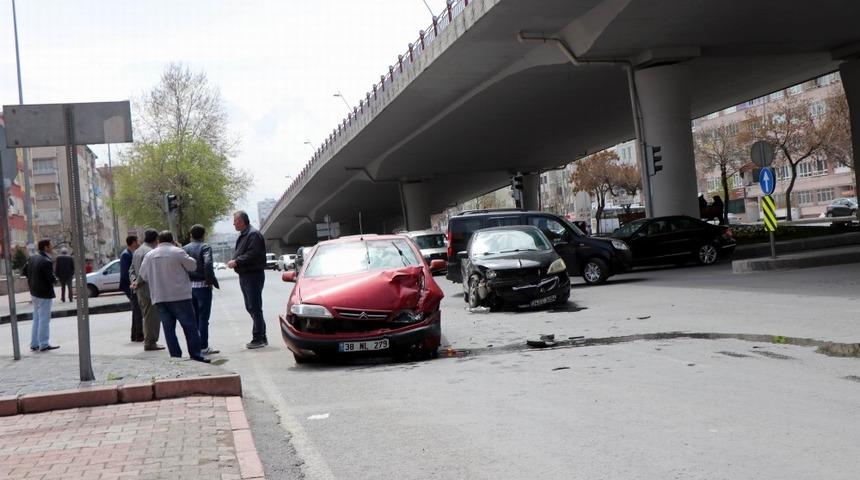 Otomobiller &ccedil;arpıştı