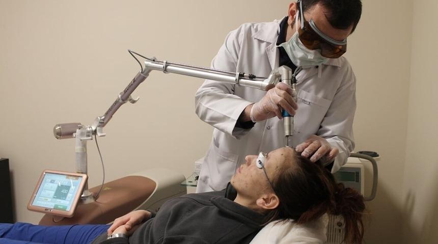 &Uuml;niversitede Cilt lekelerine lazerli &ccedil;&ouml;z&uuml;m