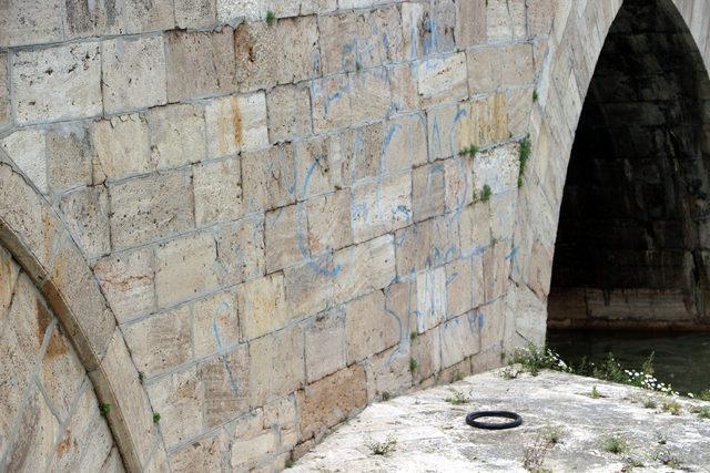 Tarihi köprüdeki sprey boyalı yazılar tepki çekti