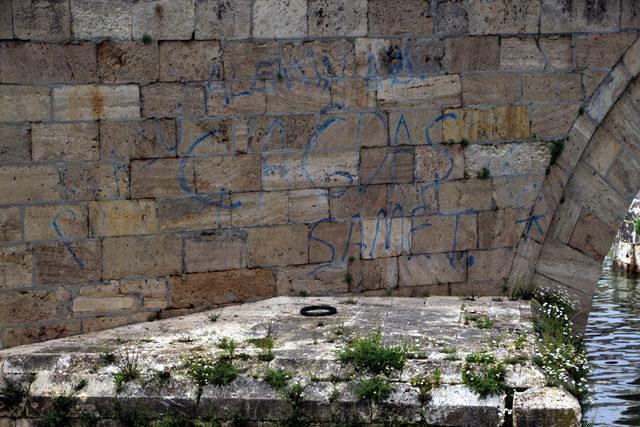 Tarihi köprüdeki sprey boyalı yazılar tepki çekti