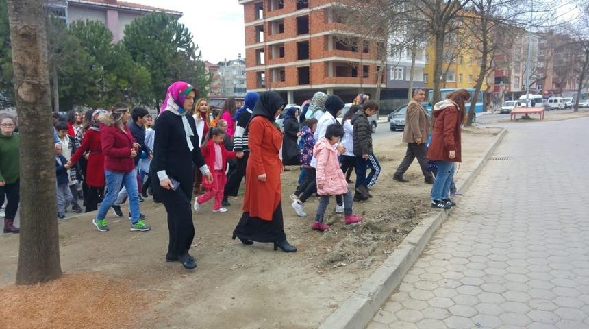 Polisten &ouml;ğrencilere trafik eğitimi