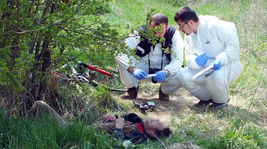 10 g&uuml;nd&uuml;r kayıp olan şahsın cesedi yol kenarında bulundu