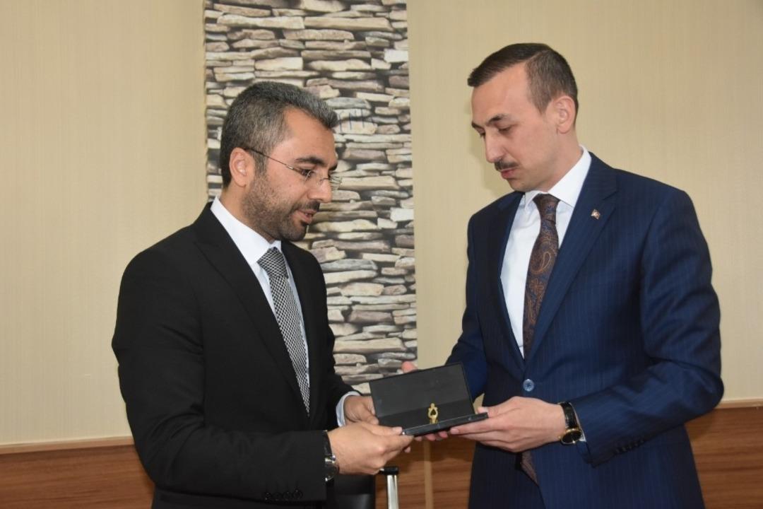 KHK&rsquo;lı adayın yerine mazbata alan AK Parti&rsquo;li Say, g&ouml;reve başladı