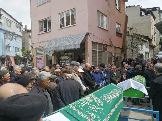 Düğün dönüşü kazada ölen iki kardeş toprağa verildi