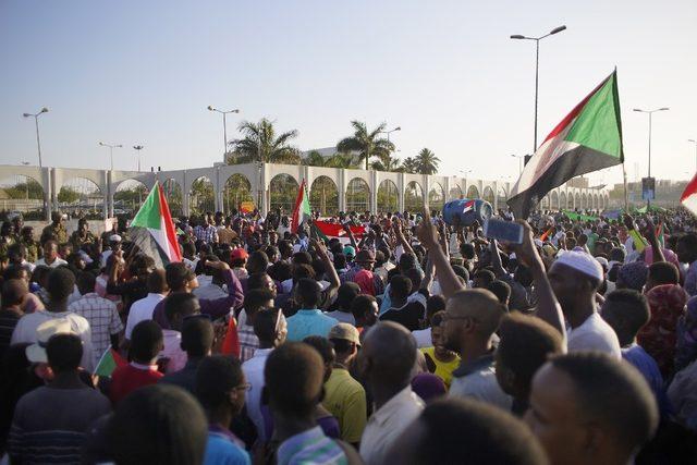 Sudan halkı geri adım atmıyor
