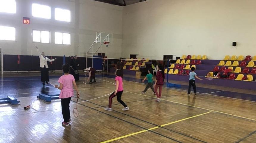 &Ccedil;ocuklar Anneleri İle Spor Yapıyor