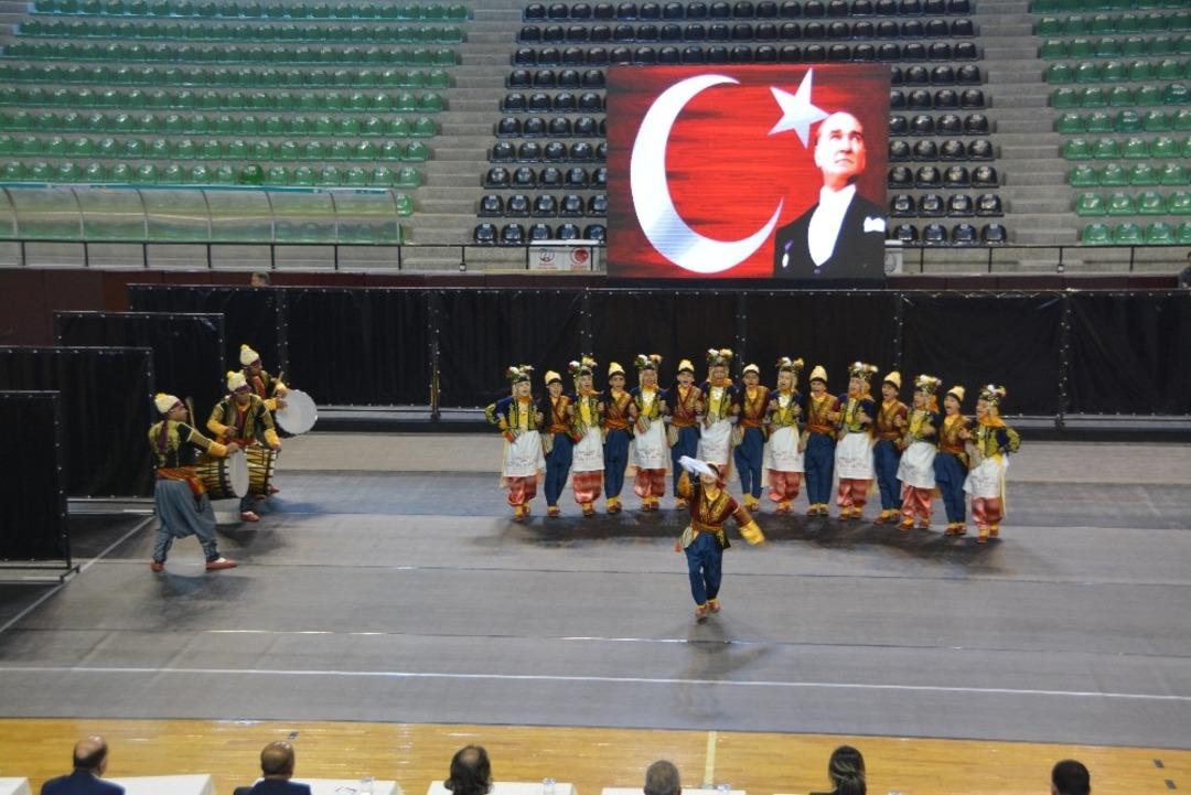Halk oyunlarının yıldızları Denizli&rsquo;de belirlendi