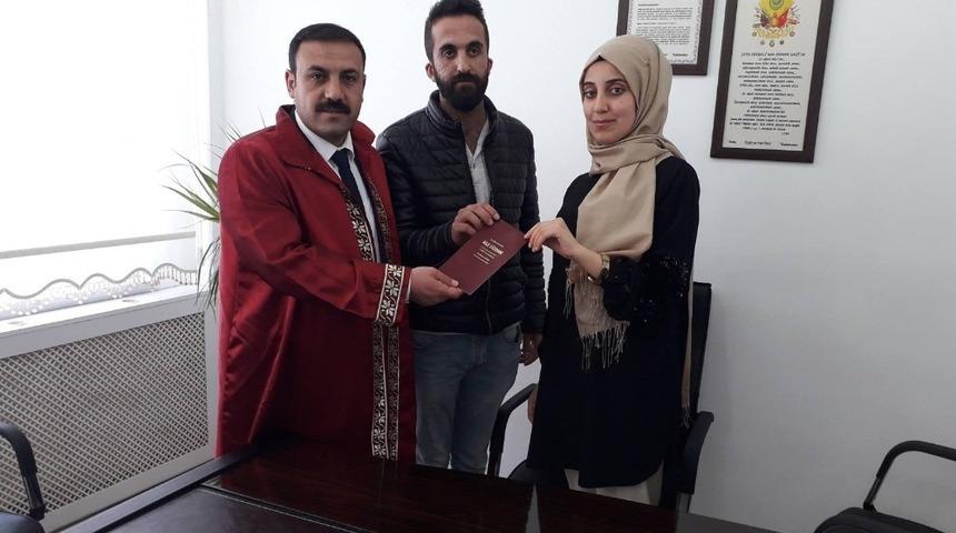 &Ccedil;i&ccedil;ekdağı İl&ccedil;e Belediye Başkanı Hakanoğlu, ilk resmi nikahını kıydı