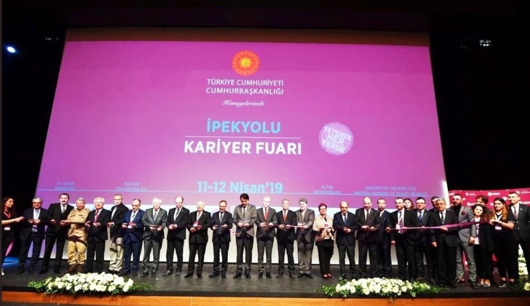 &Uuml;niversite  İpekyolu Kariyer Fuarına Katıldı