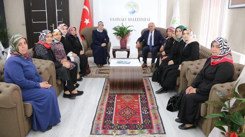 AK Parti Kadın Kolları&rsquo;ndan Başkan &Ouml;zt&uuml;rk&rsquo;e Ziyaret